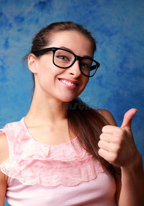 戴眼镜的快乐女孩竖起大拇指