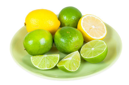 柠檬和酸橙水果放在盘子里