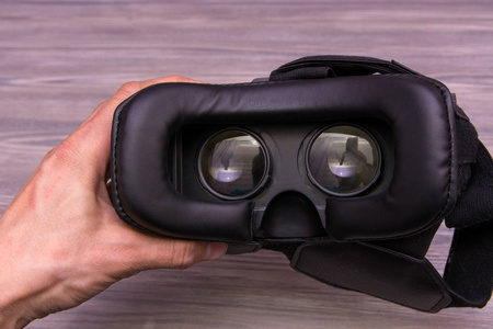 人手中的VR设备，背景