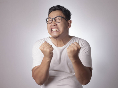 年轻男人大喊图片