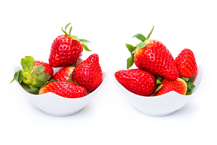 白色盘子里的成熟草莓