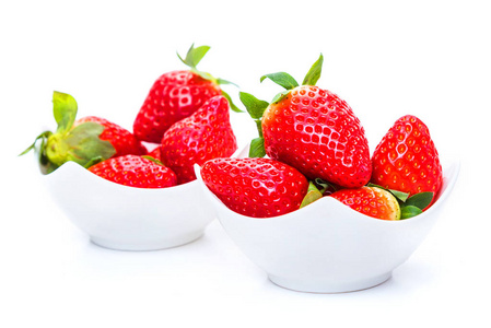 白色盘子里的成熟草莓