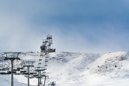 2019年1月4日西伯利亚冬季雪雪滑雪场的加丁椅子升降台在背景蓝色的天空上运行