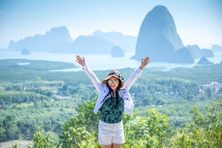 泰国桑当嘉湾欢呼女子徒步旅行者张开双臂