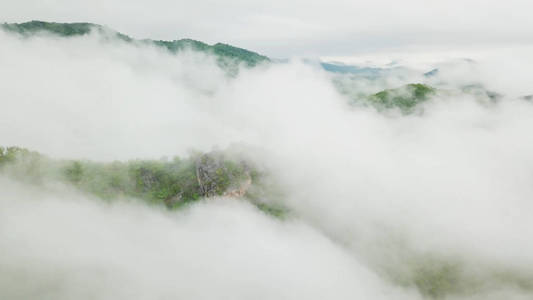 泰国山上的天空和雾