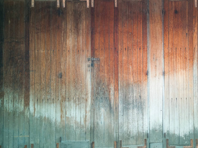 房子墙上的旧木门