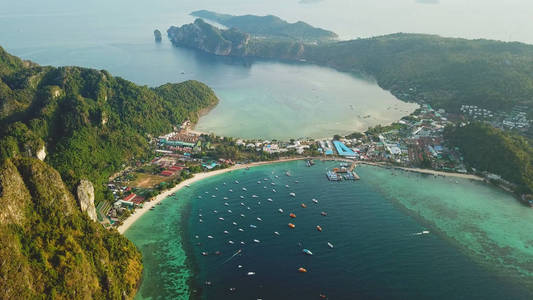 无人驾驶飞机俯瞰泰国热带绿松石水玛雅湾和石灰石悬崖PhiPhi岛