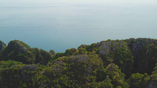 无人驾驶飞机俯瞰泰国热带绿松石水玛雅湾和石灰石悬崖PhiPhi岛