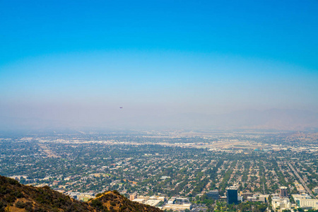 从好莱坞山鸟瞰洛杉矶镇。 加州美丽的风景。
