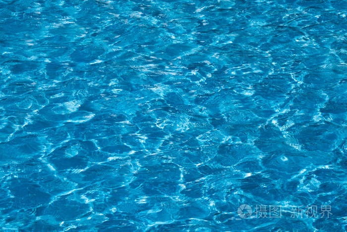 蓝色和明亮的波纹清洁水面在游泳池与太阳反射
