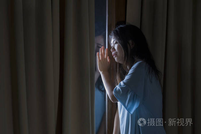 戏剧性的室内肖像年轻的悲伤和沮丧的亚洲中国妇女哭着绝望的破碎的心