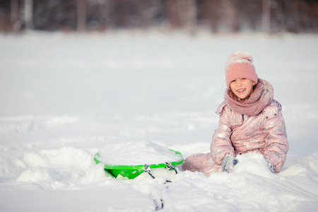 孩子们在山上滑雪。儿童冬季运动