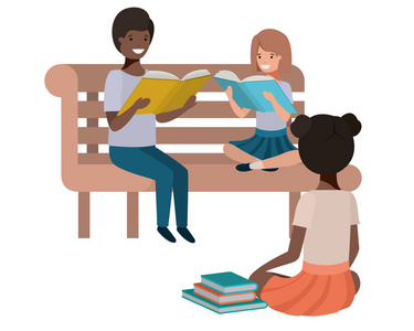 年轻的种族学生坐着看书