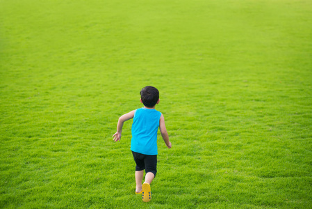 奔跑小男孩图片