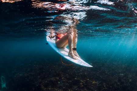 海底冲浪的冲浪女孩