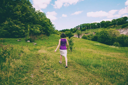 女孩在草地上跑图片-女孩在草地上跑素材-女孩在草地上跑插画-摄图新
