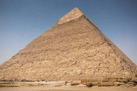 埃及吉萨有蓝天的大金字塔