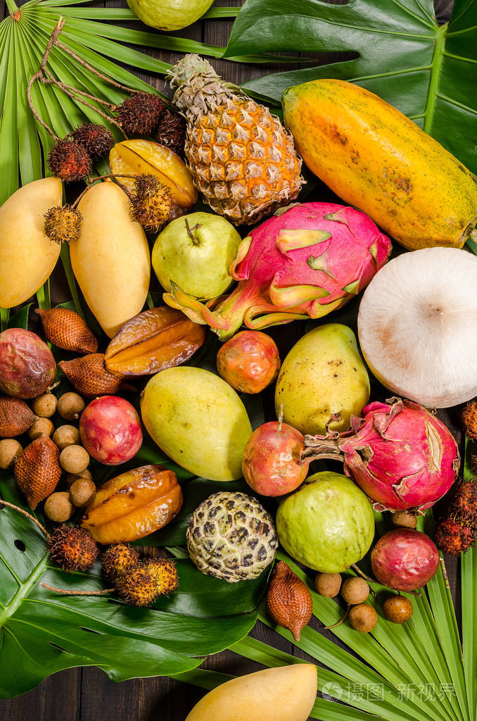 在黑暗的木质乡村背景上的各种泰国热带水果