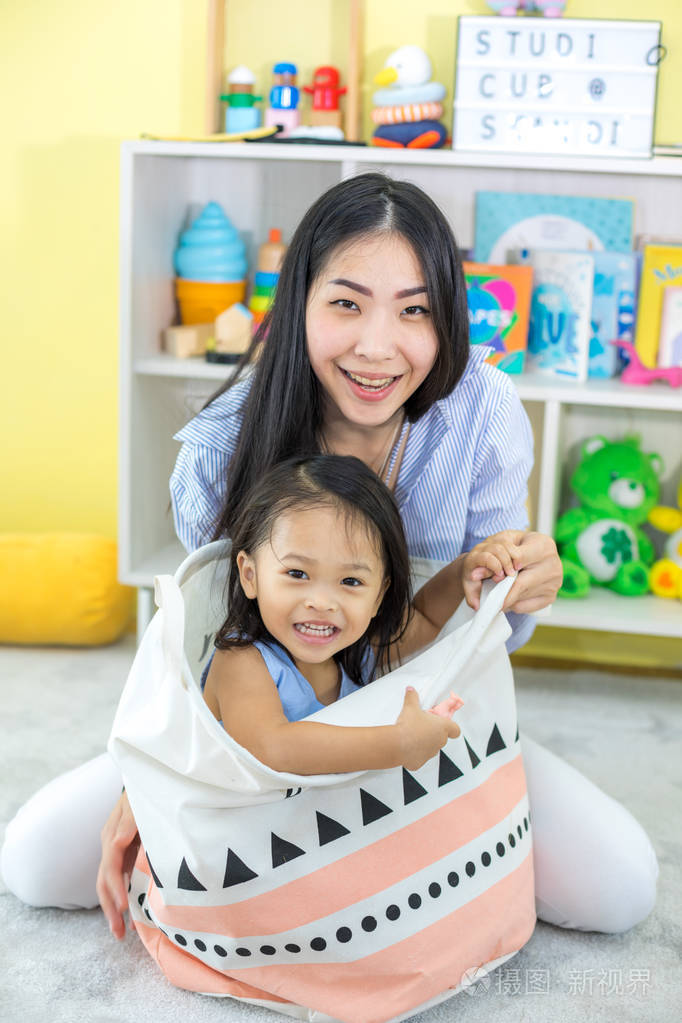 亚洲母女在家里玩玩具