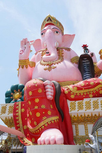 在泰国查乔恩索的Wat Prongarkat关闭大粉色Ganesh雕像