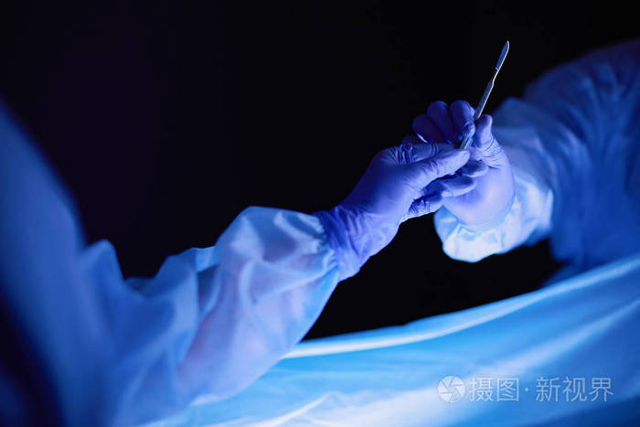 手术刀的裁剪图片医生执行手术