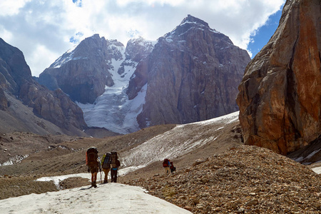 一群登山者爬上现在山顶的FannPamirAlay Tajikistan山顶