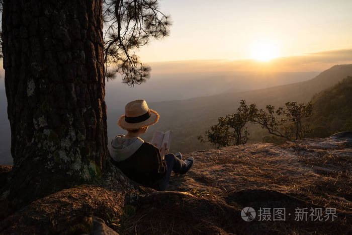 坐在松树下读书写字,眺望美丽的自然景色