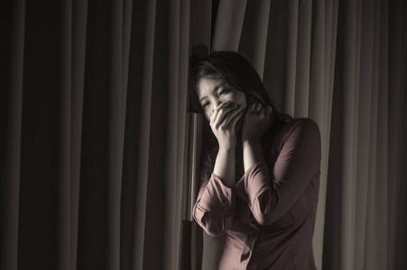 她在床上绝望地哭泣,晚上醒着,饱受抑郁危机和失眠,感到痛苦和心碎go