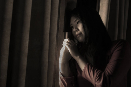 性的室内肖像,年轻的悲伤和沮丧的亚洲中国妇女哭着绝望的破碎的心,在