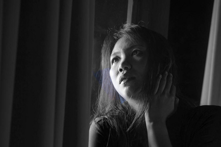 戏剧性的室内肖像,年轻的悲伤和沮丧的亚洲中国妇女哭着绝望的破碎的