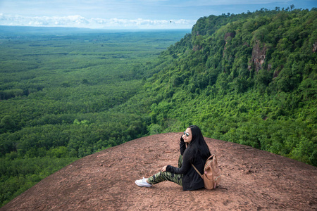 年轻女子坐在泰国福星山顶上图片