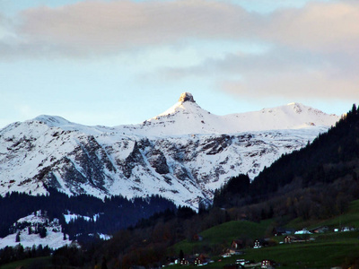 瑞士圣加伦州格勒罗斯阿尔卑斯山山脉高山峰上的冬雪
