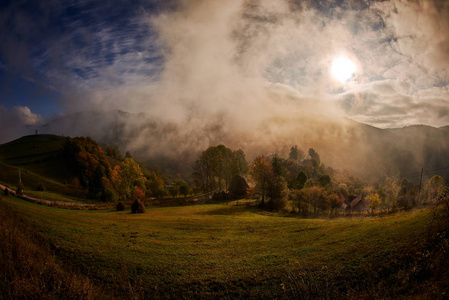 罗马尼亚山区的秋景