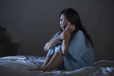 亚洲日本女人小孩睡前放松休息愉快快乐画漫画躺在床上,晚上在卧室里