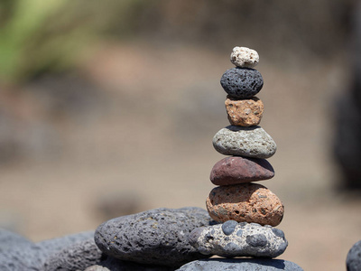 海滩上的一堆石头,古老的吉祥和繁荣的仪式照片