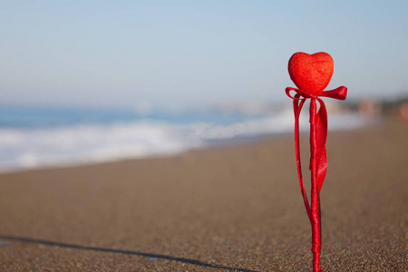 情人节贺卡概念, 红心在原始的沙滩上, 蜜月度假的背景