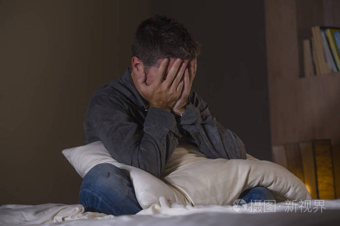 和抑郁的问题感到不知所措并在深夜在痛苦情感概念的戏剧性的光的压力