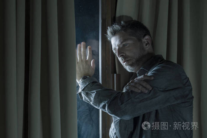 年轻帅气悲凉沮丧的男人绝望地承受着抑郁的折磨感到心碎的痛苦在夜晚