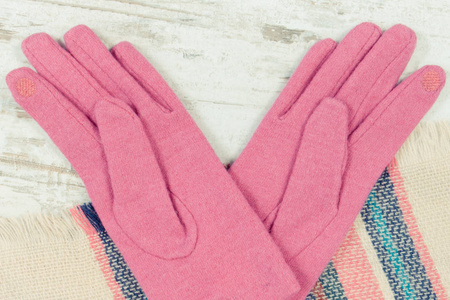 为妇女准备的彩色手套和围巾，用棉花或羊毛制成的保暖衣服，供秋季或冬季使用