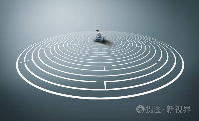 体贴的人坐在圆形迷宫的中间