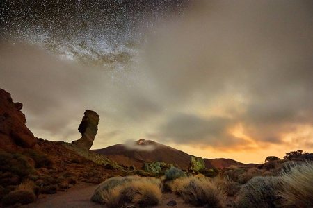 夜空中有银河系在特内里弗火山口，西班牙