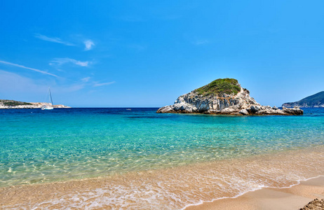 美丽的岩石海滩景观西托尼亚希腊