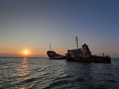 罗马尼亚苏利纳日落时废弃的沉船