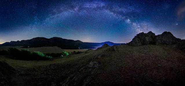 罗马尼亚多布罗吉古山脉上方银河系的夜景