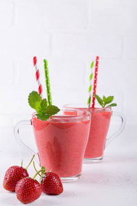 杯子里的草莓奶昔或奶昔。 早餐和零食的健康食品