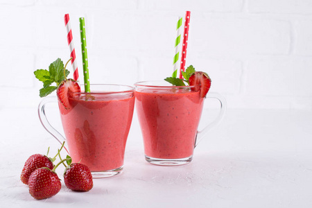 美味的草莓冰沙。 提供新鲜浆果酸奶或牛奶的早饮