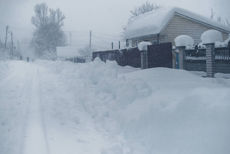 村里的冬天下雪了。雪塌