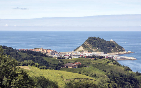 在阳光明媚的一天，西班牙巴斯克地区的Zarautz海边