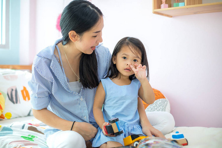 亚洲母女在家里玩玩具