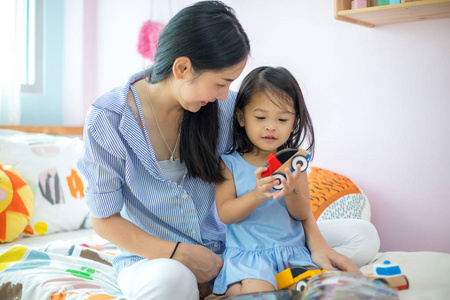 亚洲母女在家里玩玩具